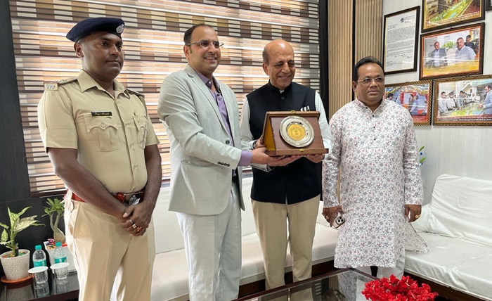 Dinesh Trivedi visits Land Port Petrapole
